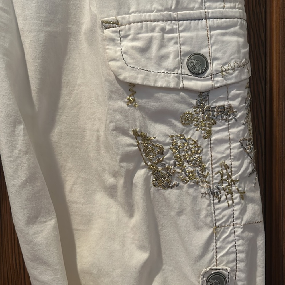 Cache Capris - Picture 4 of 10